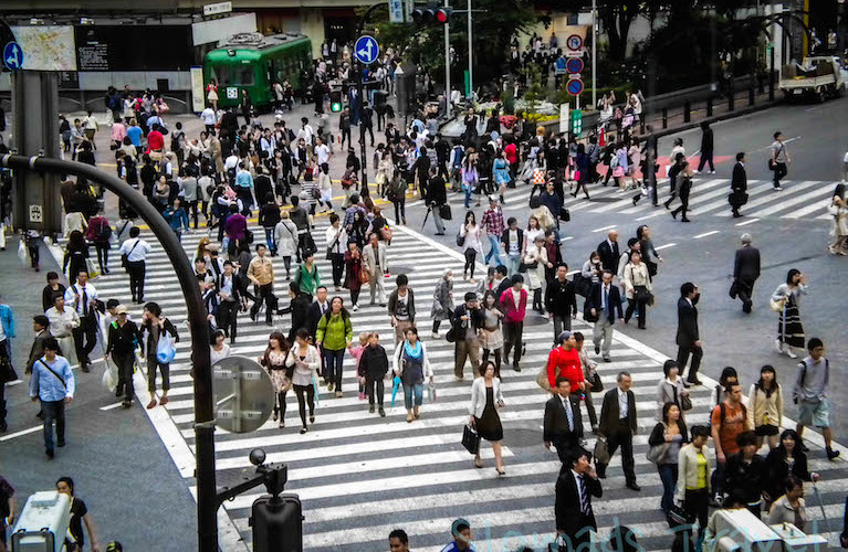 peopel crossing the street in Shinjuku, Tokyo, Japan